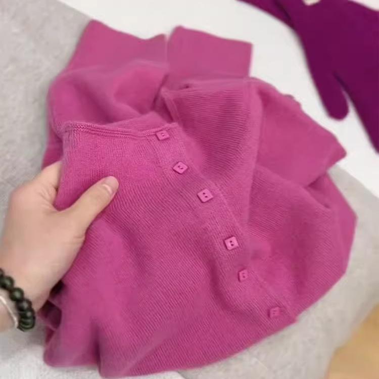 玫红色圆领针织衫女秋冬2025新款少女风纽扣别致时尚长袖通勤毛衣
