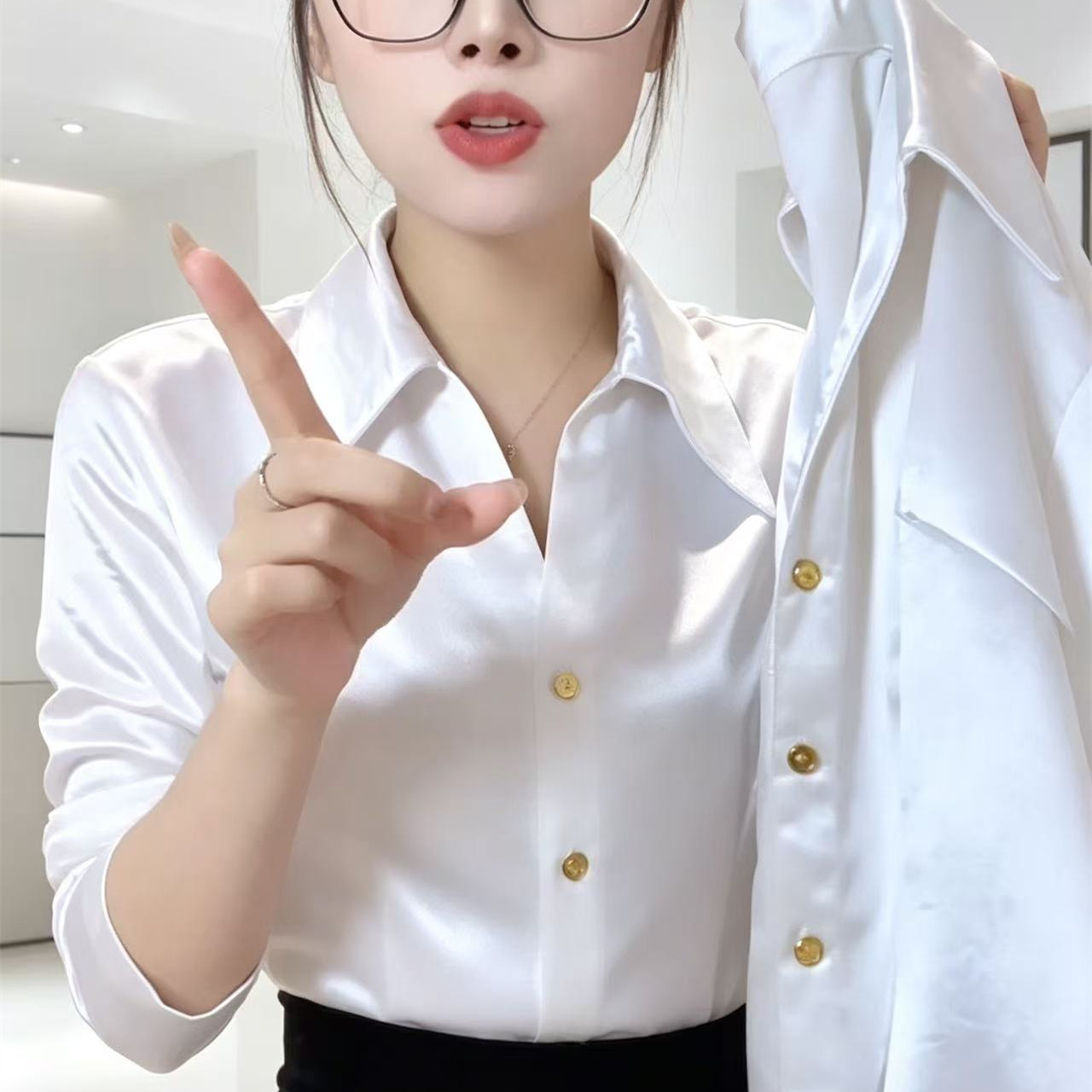 亮面高级感V领纽扣长袖衬衫女