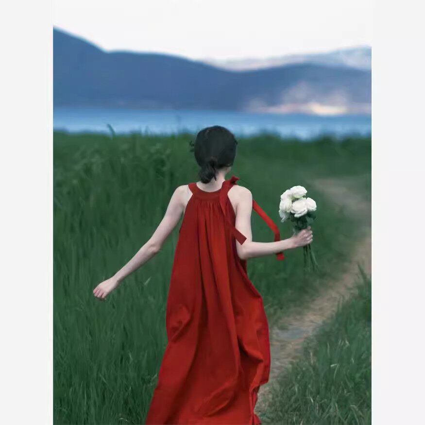 法式复古红色挂脖连衣裙女夏季2025新款小众显瘦大裙摆A字长裙子