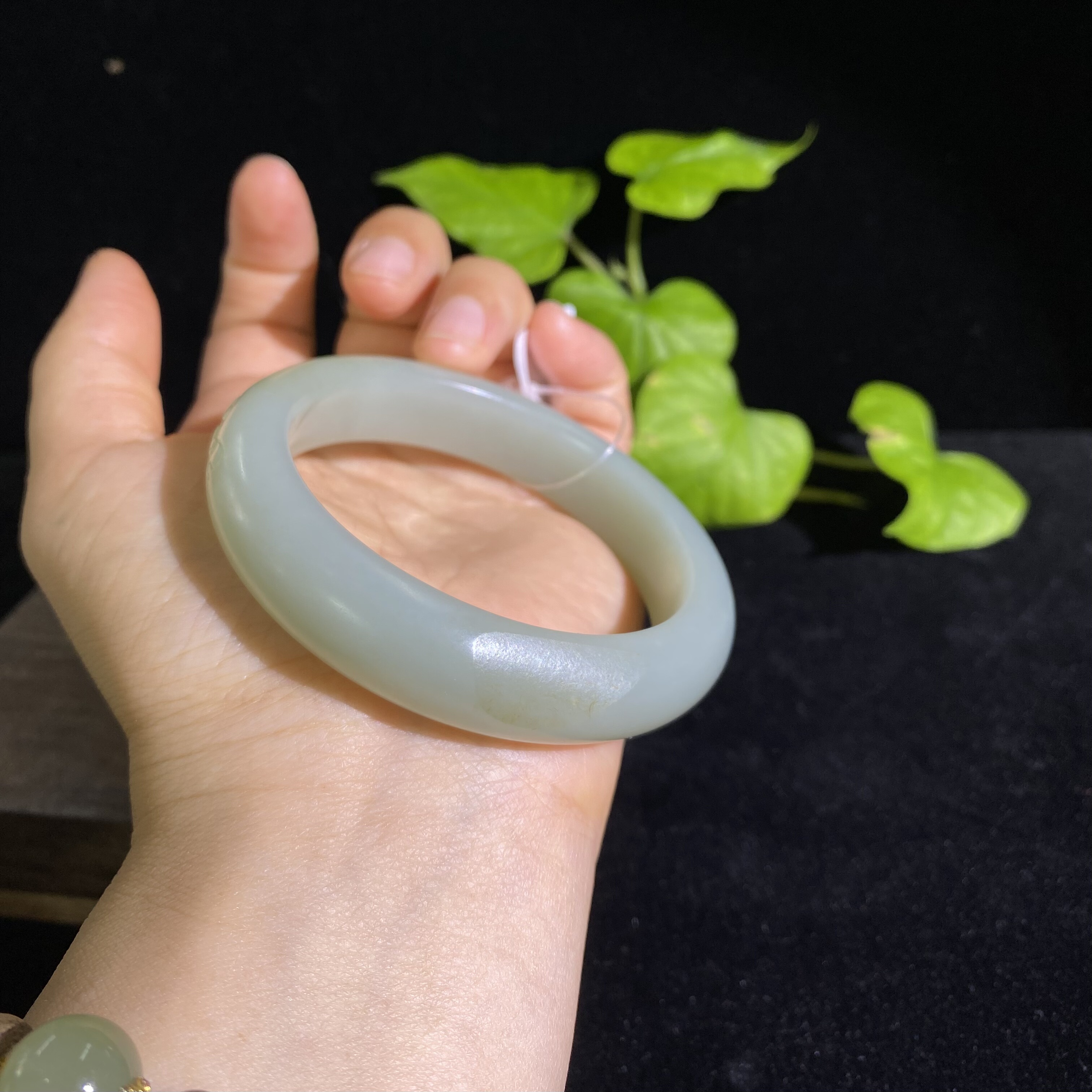 新疆和田玉籽料手镯青白