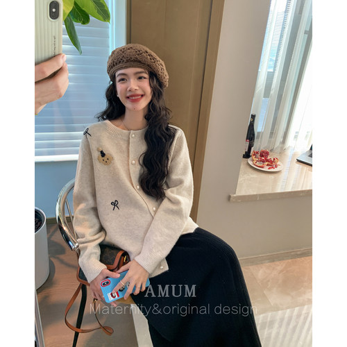 ◆AMUM孕妇装◆软糯小熊~珍珠扣圆领开衫毛衣减龄卡通百搭上衣