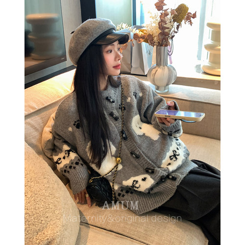 ◆AMUM孕妇装◆秋日小狗~软糯趣味卡通毛衣针织开衫牛角扣厚外套