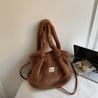毛绒包包女大容量2023新款潮毛茸茸斜挎包网红爆款冬天毛毛包上课
