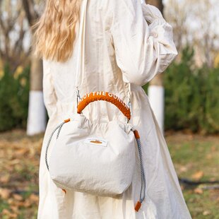 SENSAKIN秋冬高级感小众手机斜挎小包女2025新款尼龙布手提水桶包