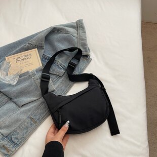 Ins超轻便斜挎包纯色百搭饺子包女生户外出游简约小挎包手机背包