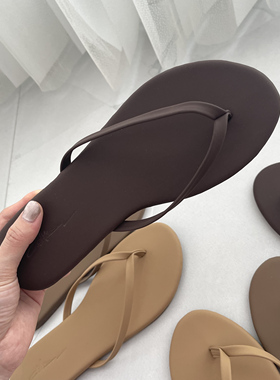 AC自制2025人字拖女夏新款外穿度假网红平底防滑肤感皮夹脚凉拖