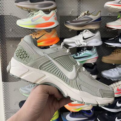 耐克 Nike Vomero5 跑鞋 舒适缓震网面透气百搭复古 HF1553-300