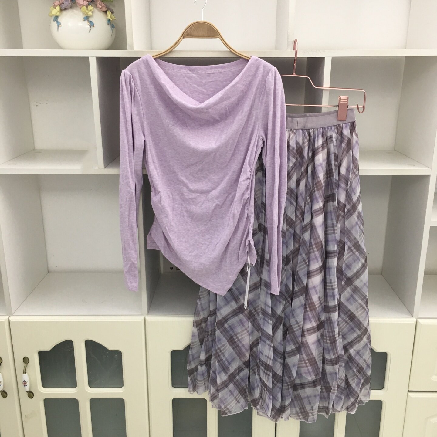 荡领长袖针织衫上衣+格纹半身裙
