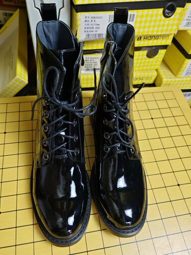 3637码时尚女鞋亮面马丁脚肥勿拍偏远补邮费