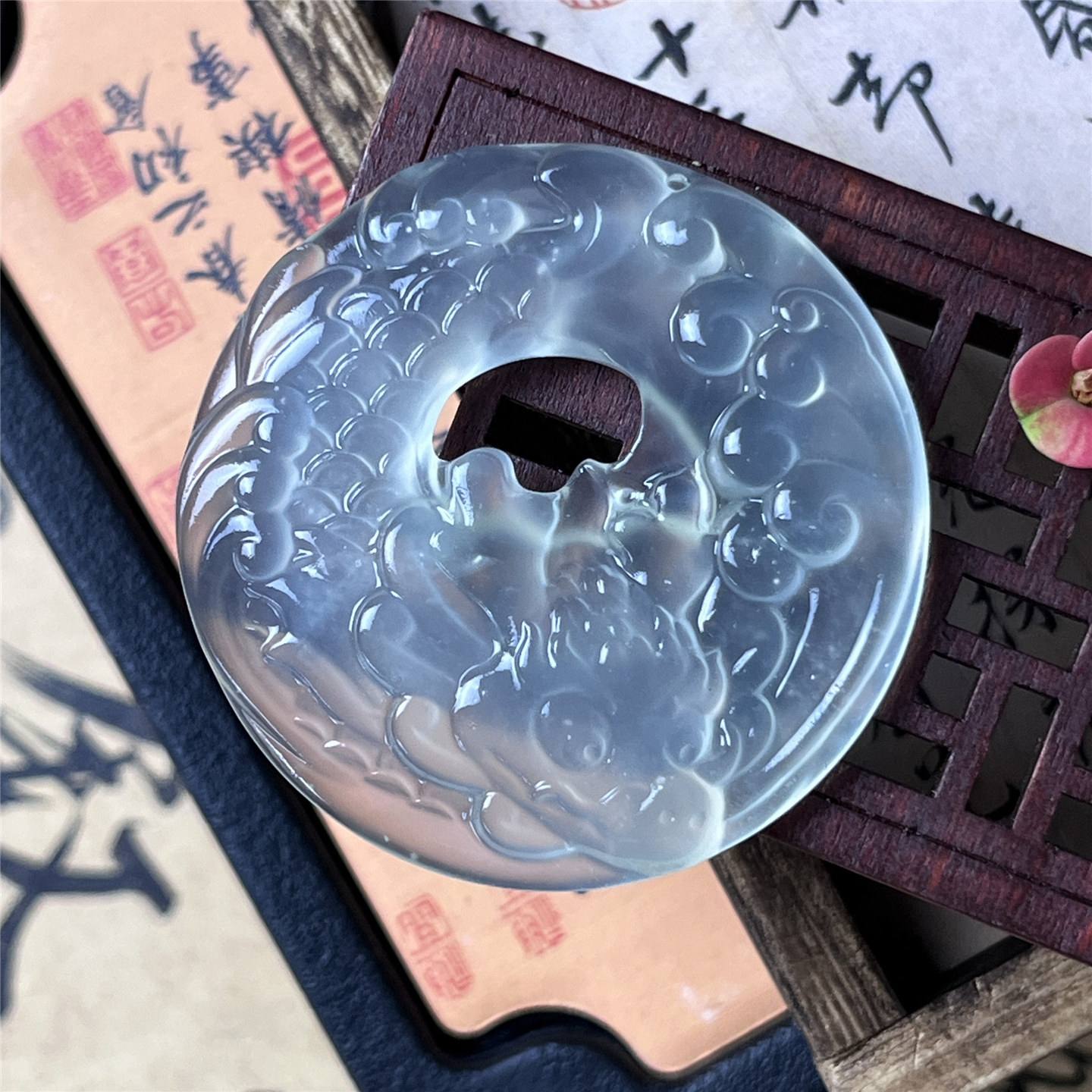 天然岫玉龙牌吊坠保真精雕通透玉石挂件可爱呆萌男女款礼物实拍图