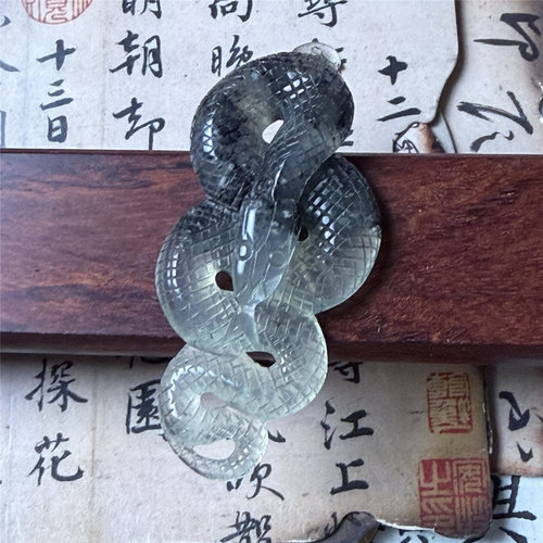 天然岫玉水墨蛇牌吊坠纯手工雕刻