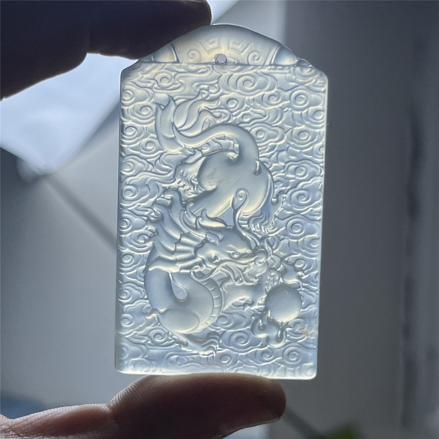 天然岫玉精雕龙牌吊坠保真高工
