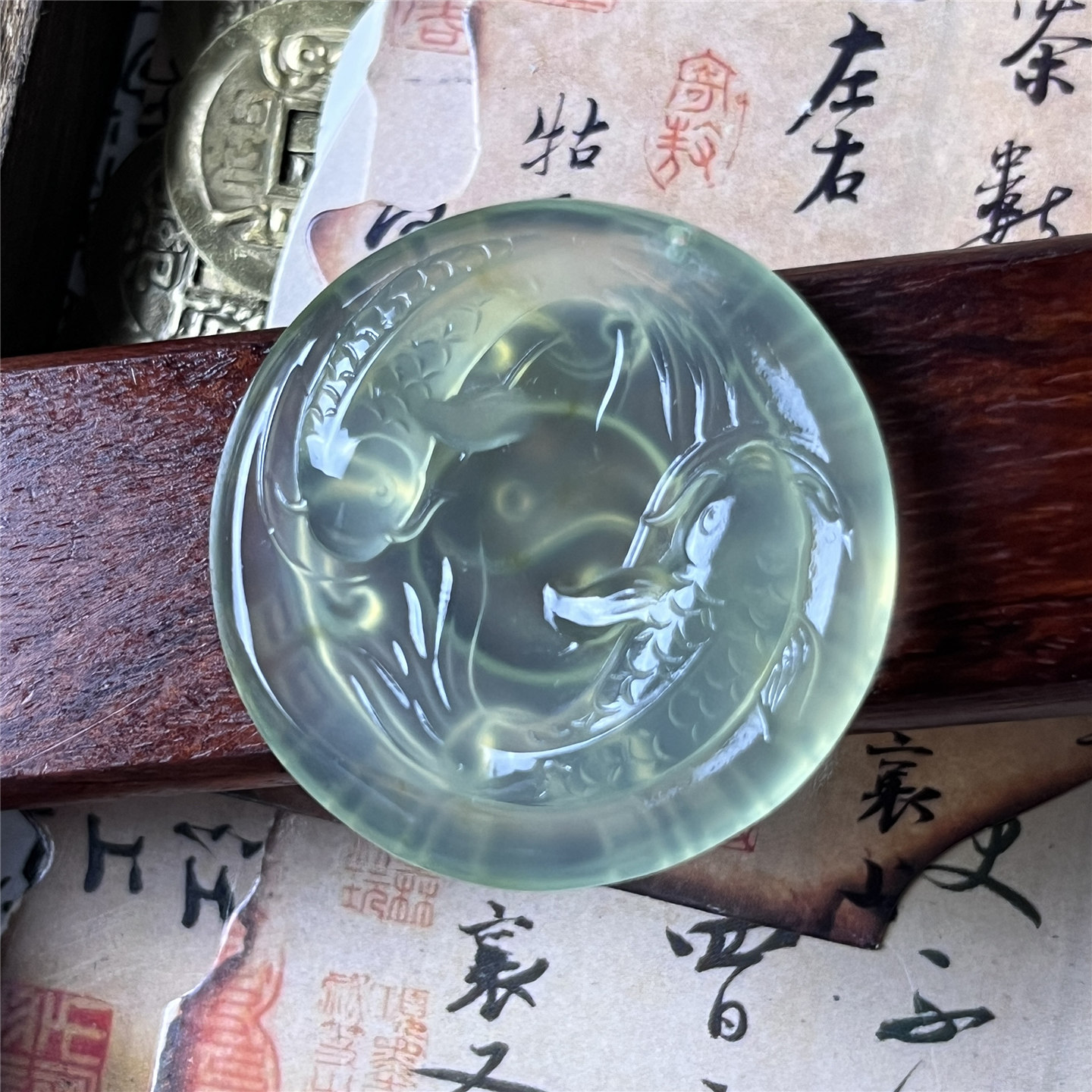 天然岫玉双鱼吊坠保真绿色通透图片