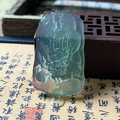 岫玉龙牌吊坠保真高透果绿男女款