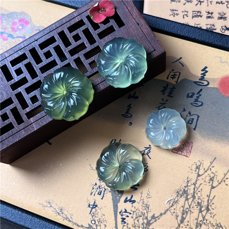 天然岫玉五瓣莲花吊坠保真精致冰绿玉石挂件男女款玉坠实物拍摄鱼,珠宝/钻石/翡翠,颈饰,淘宝优惠券,粉丝福利购,淘宝优惠卷