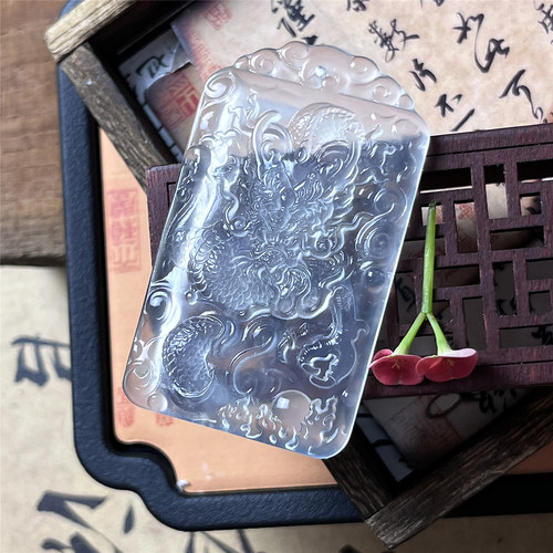 天然岫玉冰种龙牌吊坠保真精雕