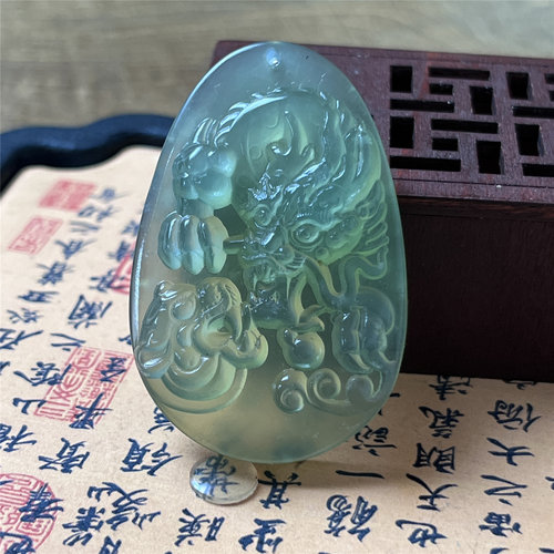 天然岫玉淡绿龙牌吊坠保真淡绿