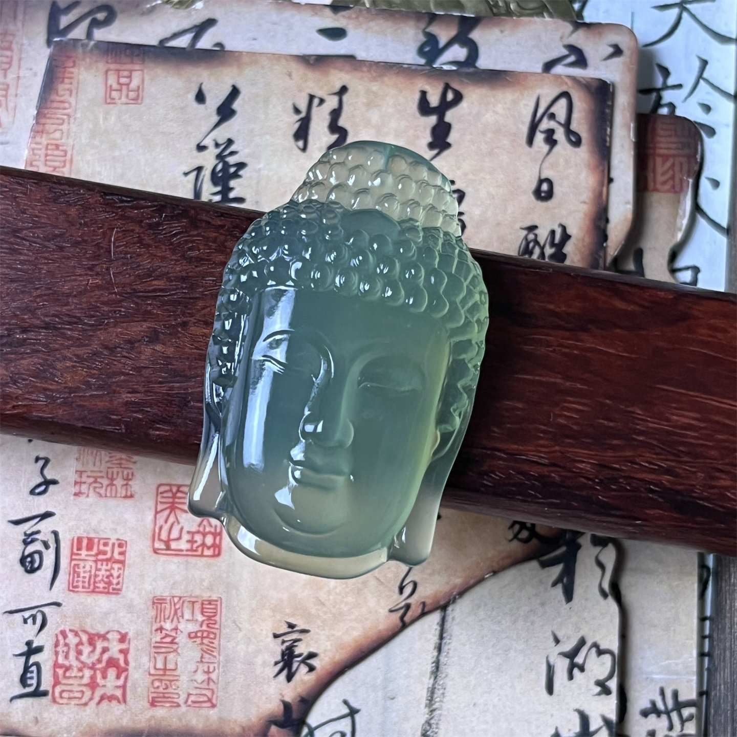 天然岫玉绿色佛头吊坠保真精雕玉石挂件仿古人物实物拍摄文玩玉坠