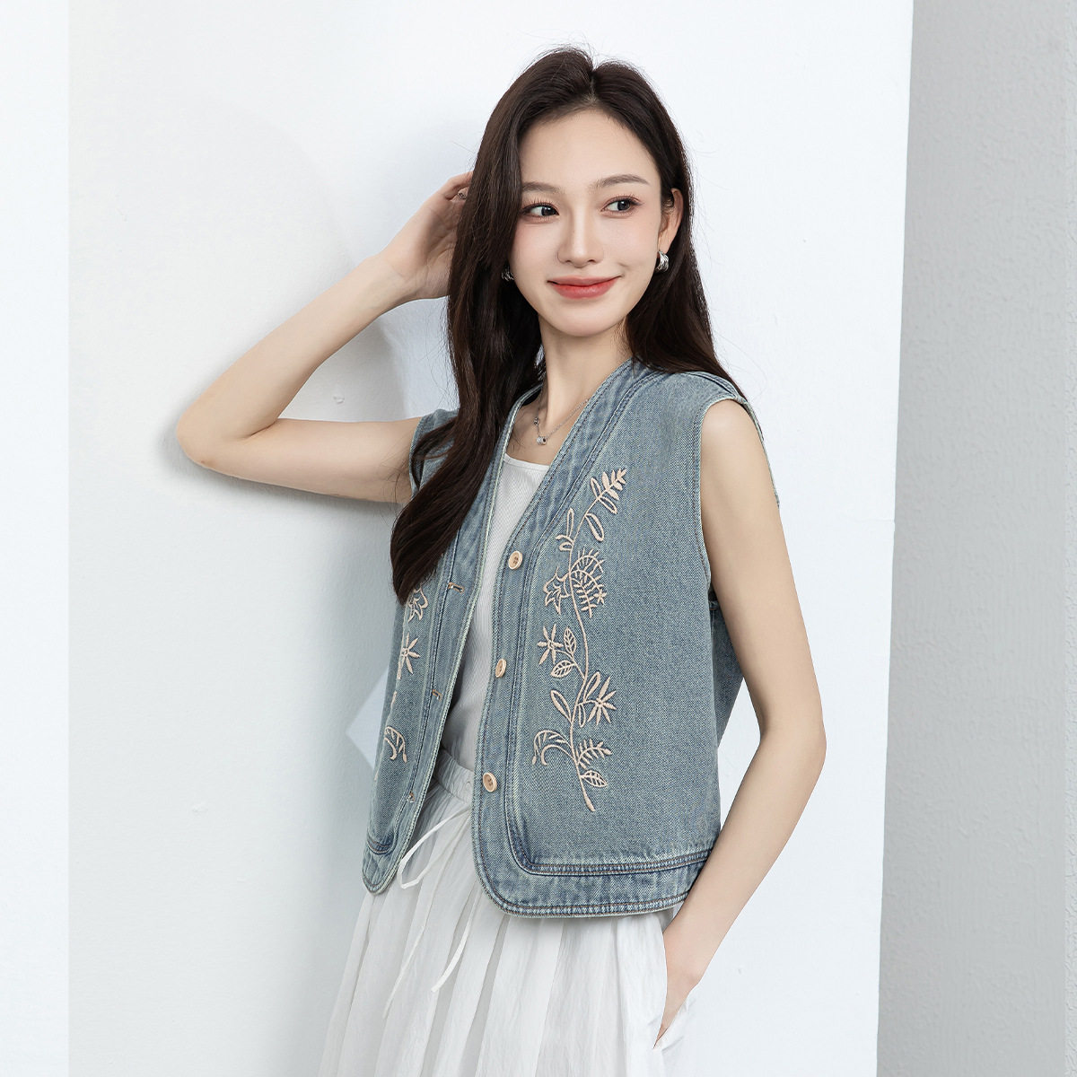 忆霏重工刺绣花牛仔背心女式宽松无袖2026夏新款马甲叠穿上衣纯棉