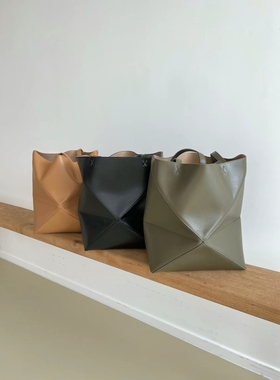 韩国东大门代购cona2023新款纯牛皮折叠便携式单肩手提斜跨水桶包