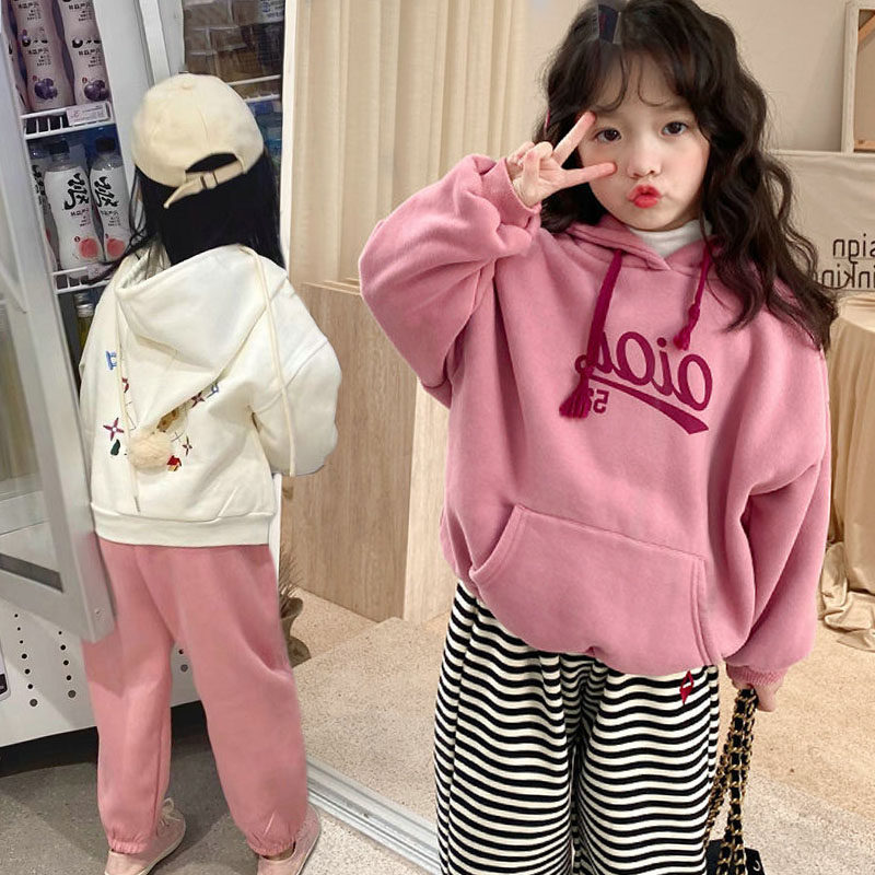 女童套装秋冬款2026新款韩版儿童网红加绒加厚连帽字母卫衣两件套