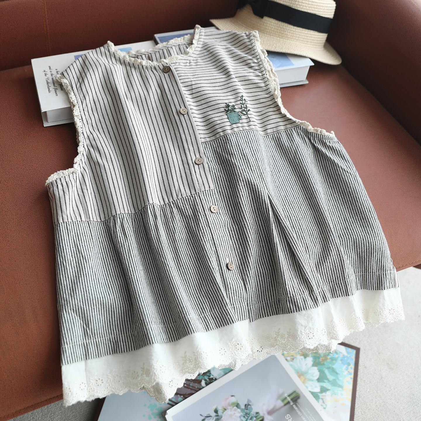 森女系重工绣花条纹马甲