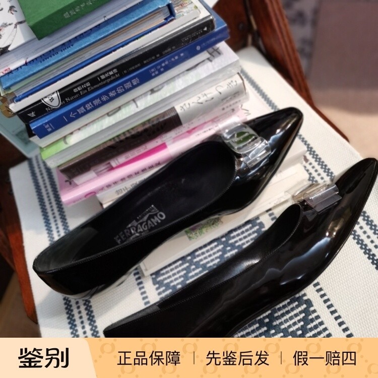 英国调货FERRAGAMO菲拉格慕漆皮黑蝴蝶结尖头平底2cm小猫跟高跟鞋