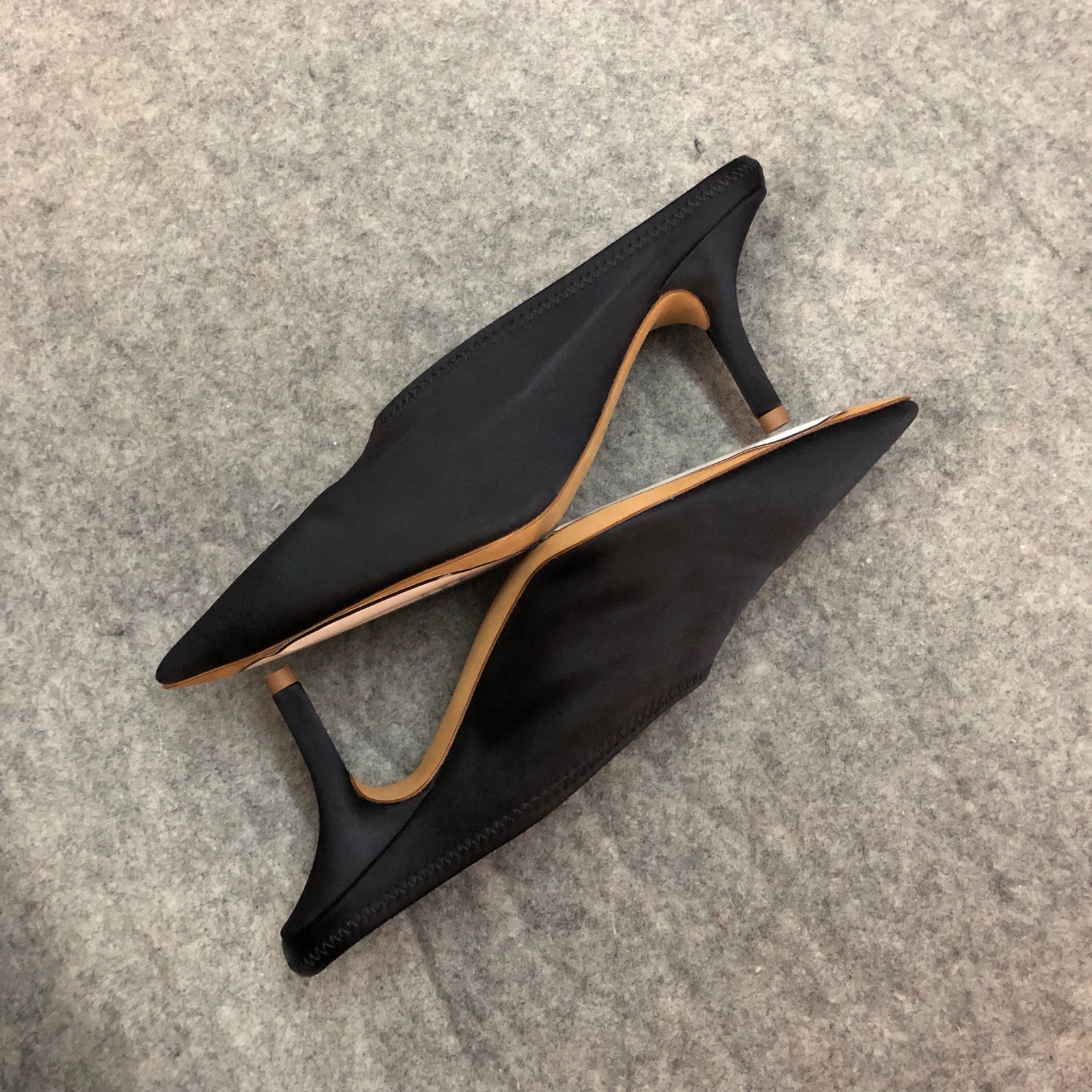 法国采购新上Yeezy season 6黑绸面猫跟尖头半拖鞋中跟穆勒鞋