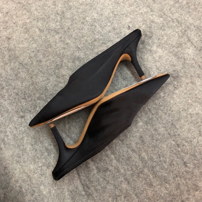 法国采购新上Yeezy season 6黑绸面猫跟尖头半拖鞋中跟穆勒鞋