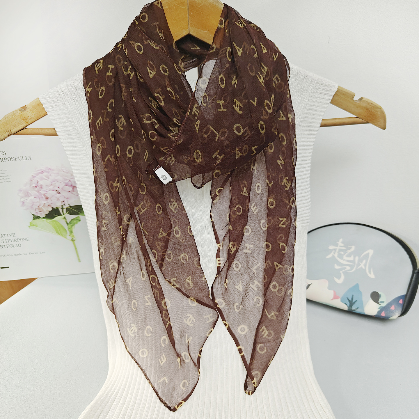 女士妈妈真丝杭州字母款纱巾百搭
