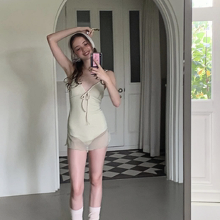 新款连体纯欲氛围感小胸聚拢保守遮肚显瘦少女海岛度假温泉泳衣女