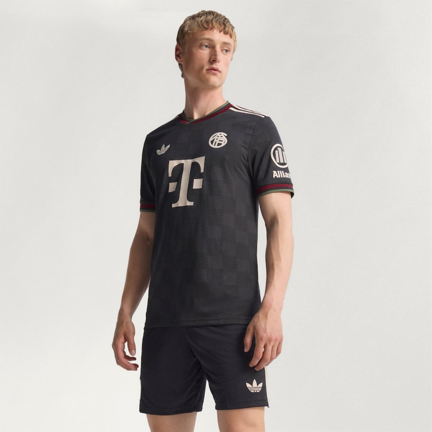 Adidas阿迪达斯25/26赛季拜仁慕尼黑球员版短袖足球服球衣KE6802