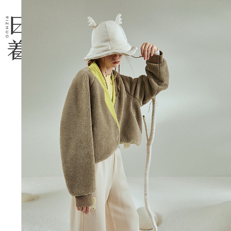 日着雪怪羊羔毛短外套拼接独特