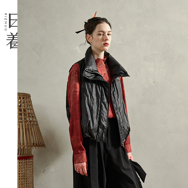 日着原创高领短款羽绒马甲亮面