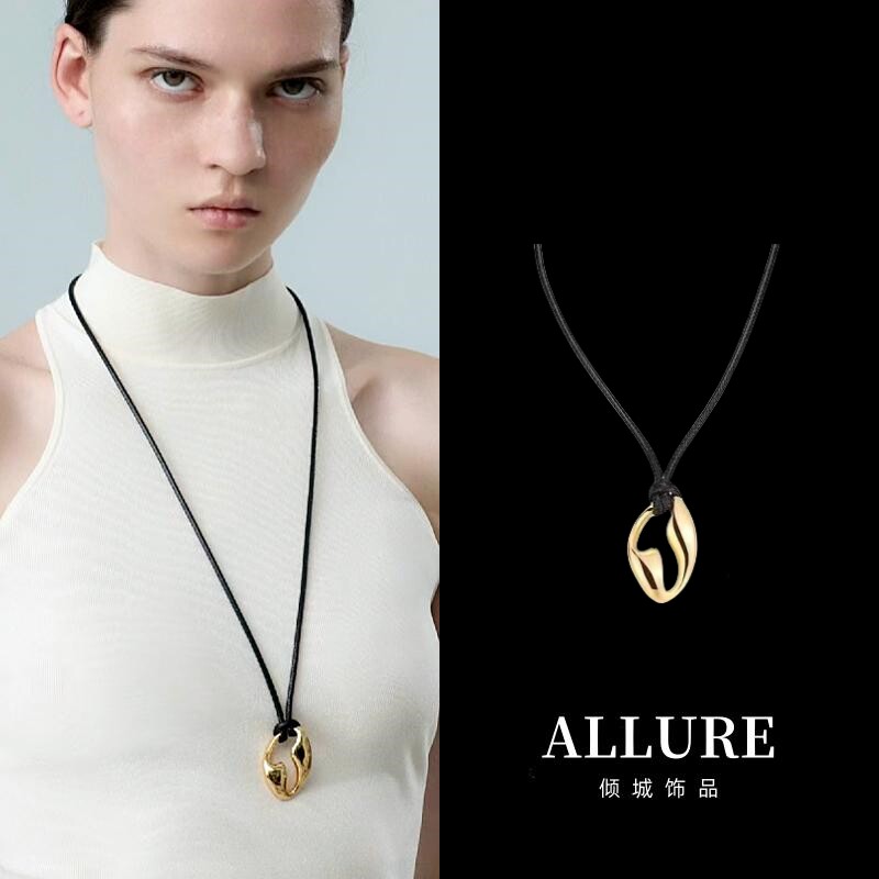 欧美时髦小众老钱风镂空T字母金色吊坠黑色油蜡绳结项链春夏长链