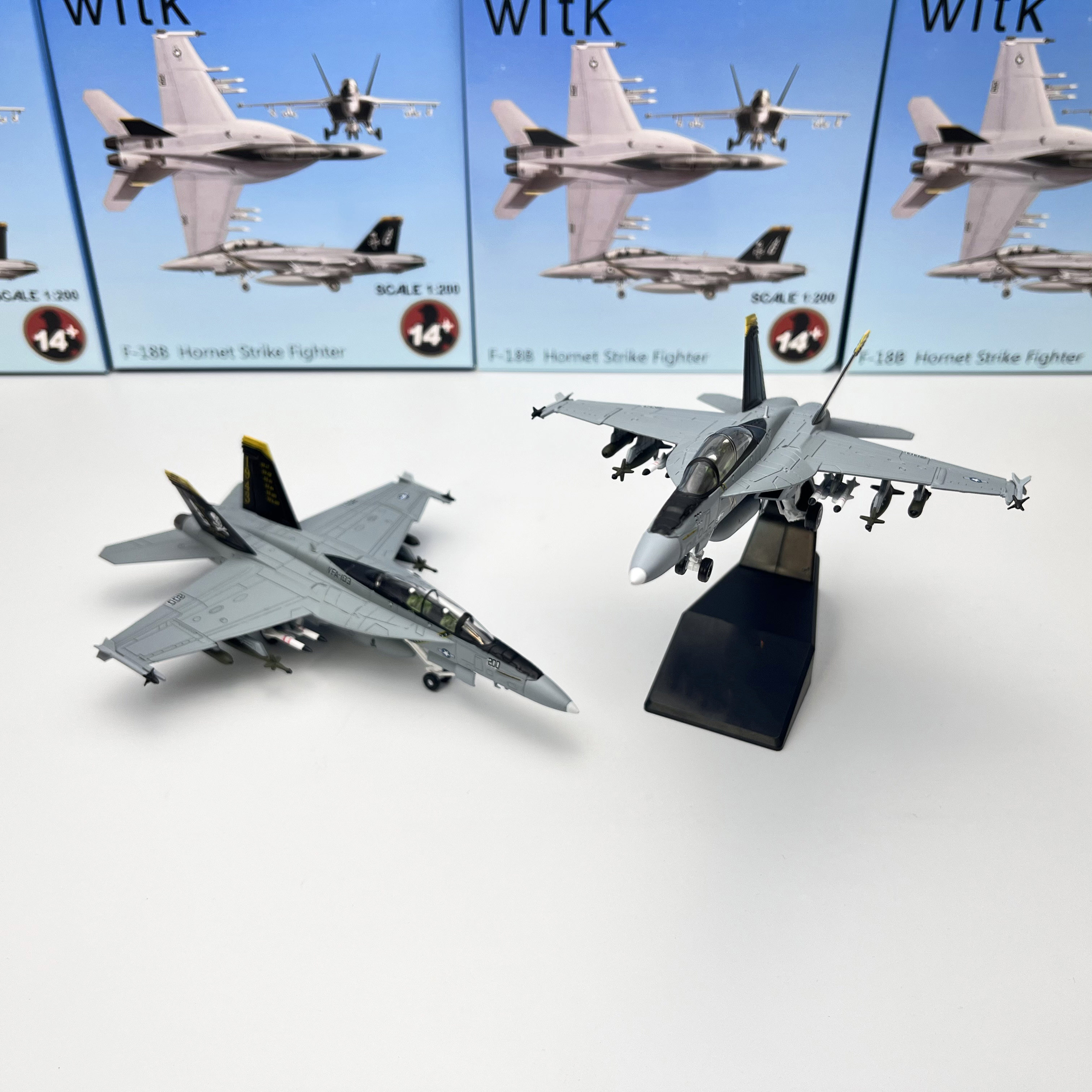 1:100 f/a-18 f-18超级大黄蜂海盗旗战斗机飞机军事模型摆件玩具