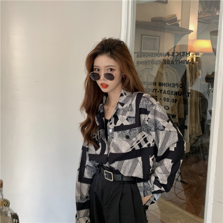 Real price - Korean autumn vintage black and white printed loose Long Sleeve Shirt