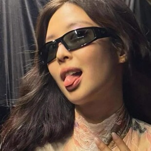 jennie同款演唱会黑色墨镜时尚辣妹拽酷街拍凹造型Y2K未来千禧风