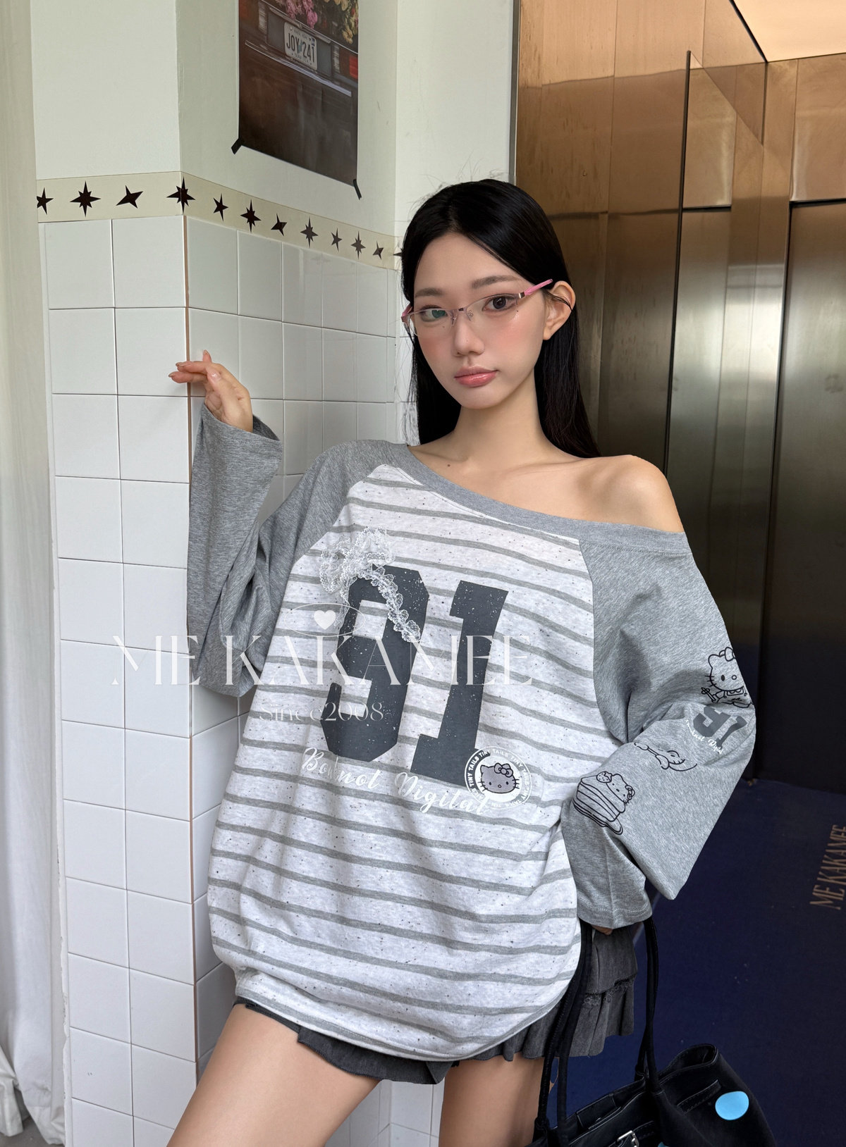 ME KAKAMEE彩点条纹立体蕾丝蝴蝶结拼接撞色斜肩宽松长袖T恤S5607