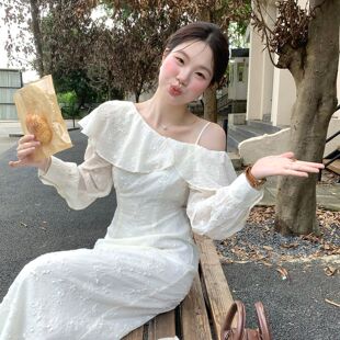 2026新款韩系设计荷叶边白色露肩一字领连衣裙收腰显瘦温柔风长裙