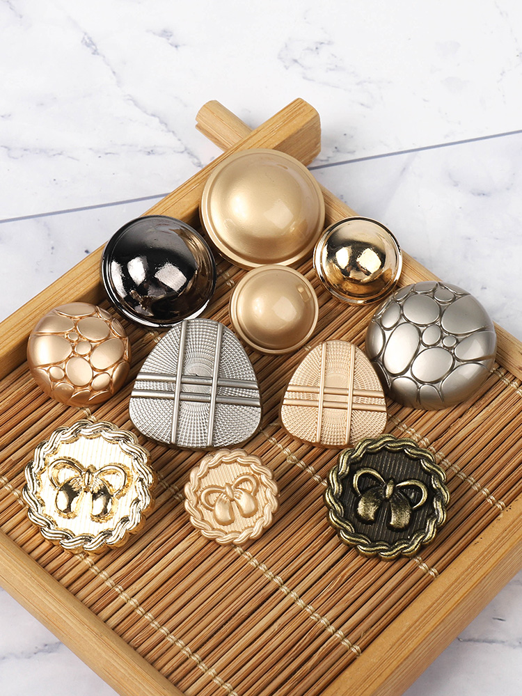 时尚小雏菊扣子针织衫金属