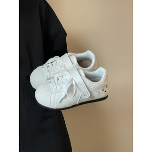 环球可爱小白鞋女款配裙子百搭小众鞋子女ins潮2026新款厚底板鞋