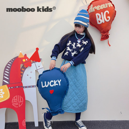 墨宝童装 MoobooKids_深蓝色miu系小蝴蝶群马毛衣+湖蓝色棉服半裙