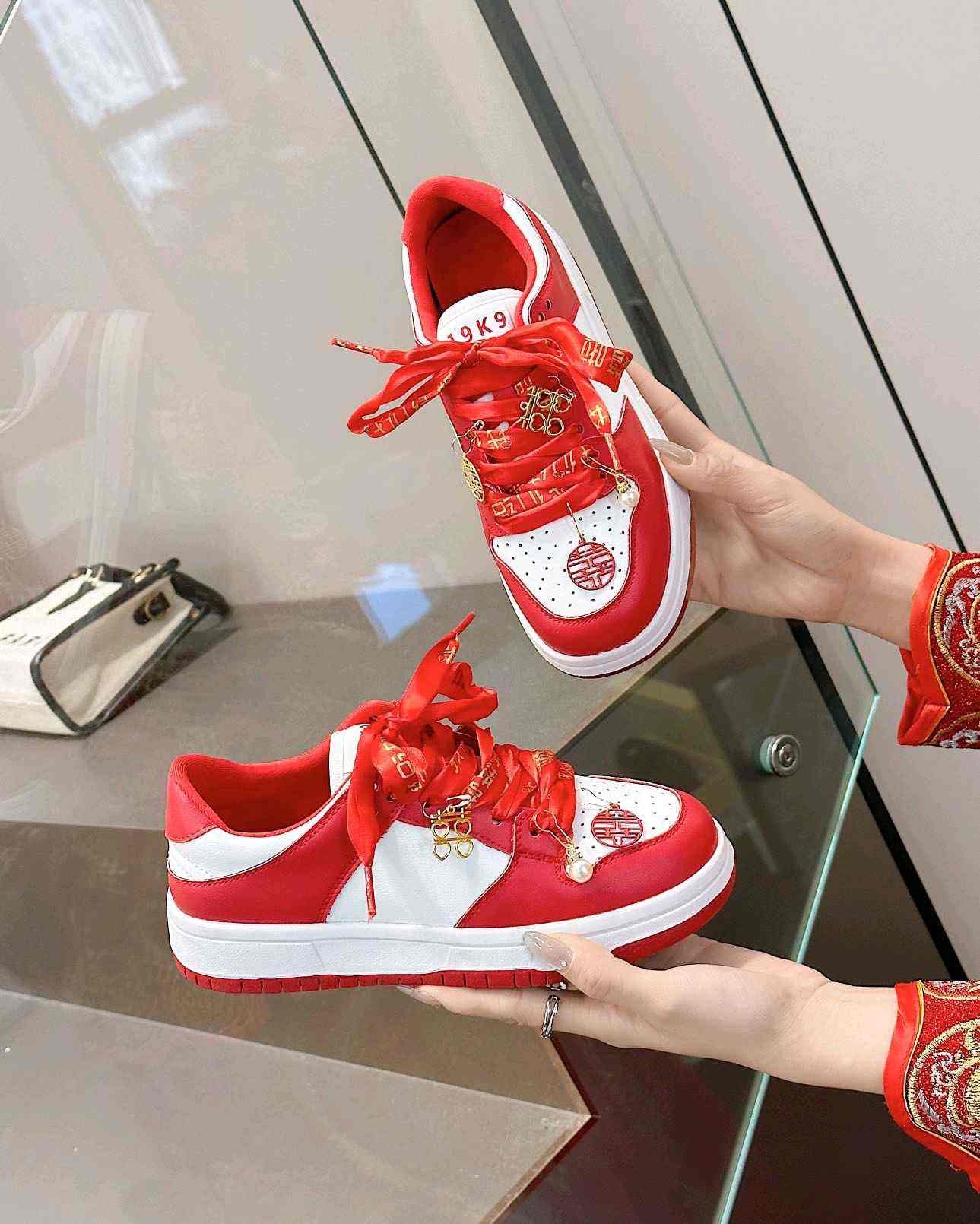 情侣款红色婚鞋新娘鞋秀禾婚纱两穿男款板鞋平底运动鞋女41 42 43