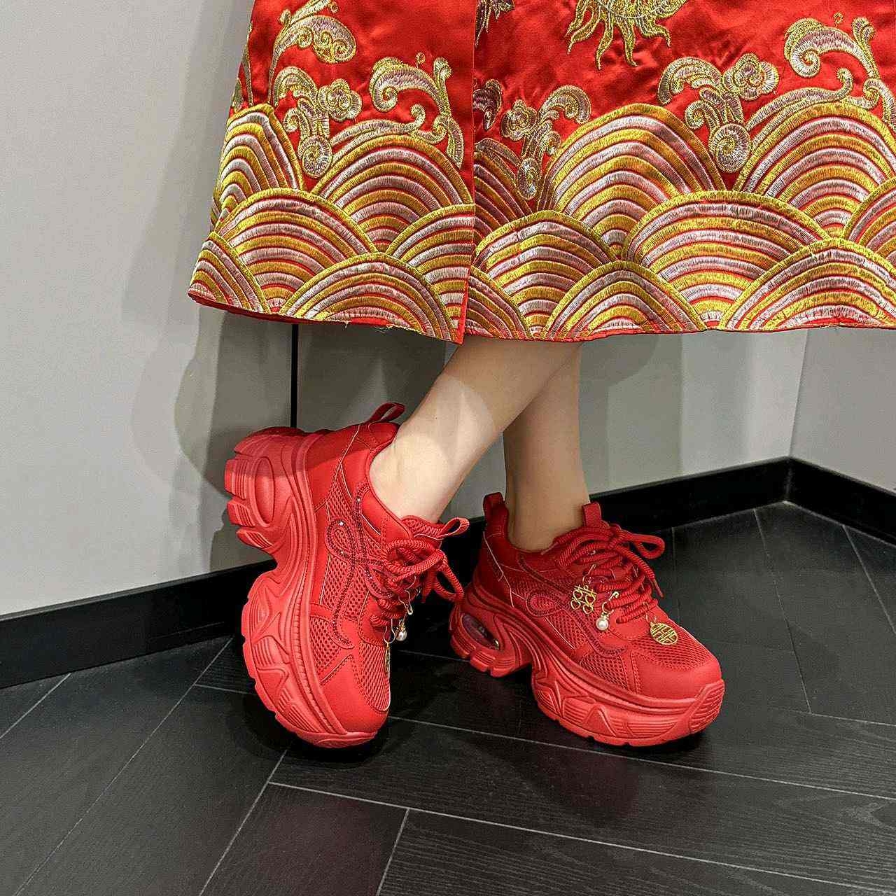 秀禾婚鞋女2025年新款运动板鞋厚底内增高不累脚红色小个子新娘鞋
