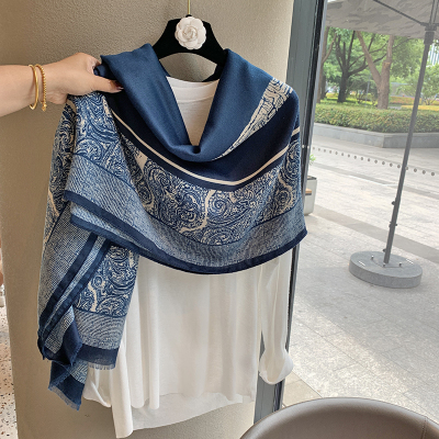 2025新款青花瓷系棉麻手感围巾女旅行防晒披肩文艺配饰薄款丝巾