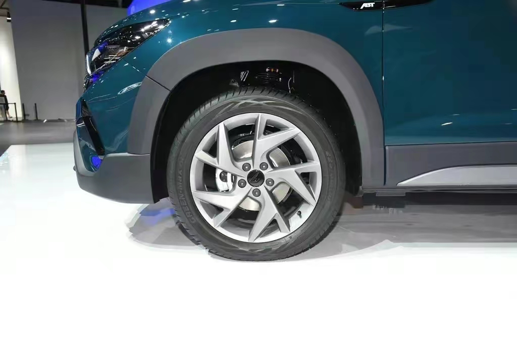 一汽大众捷达Vs7 ABT版轮眉剐蹭替换