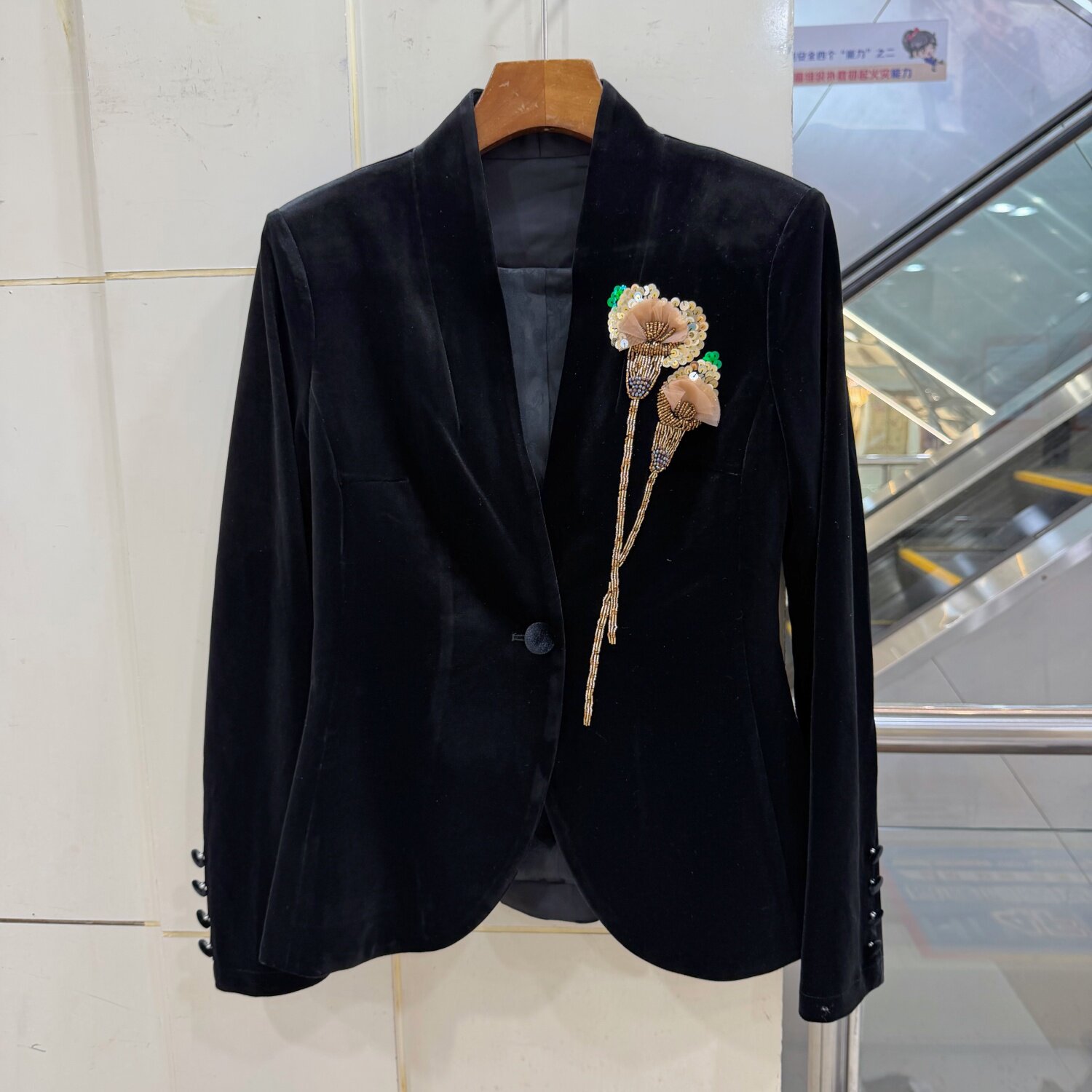 37374 重工串珠订花朵一粒扣半开V领长袖洋气短装丝绒西装外套秋