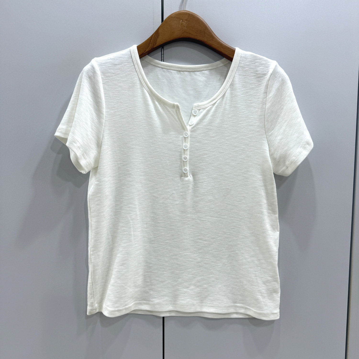8386欧货棉质剪刀V领短袖T恤女纽扣装饰修身显瘦百搭小众上衣26夏