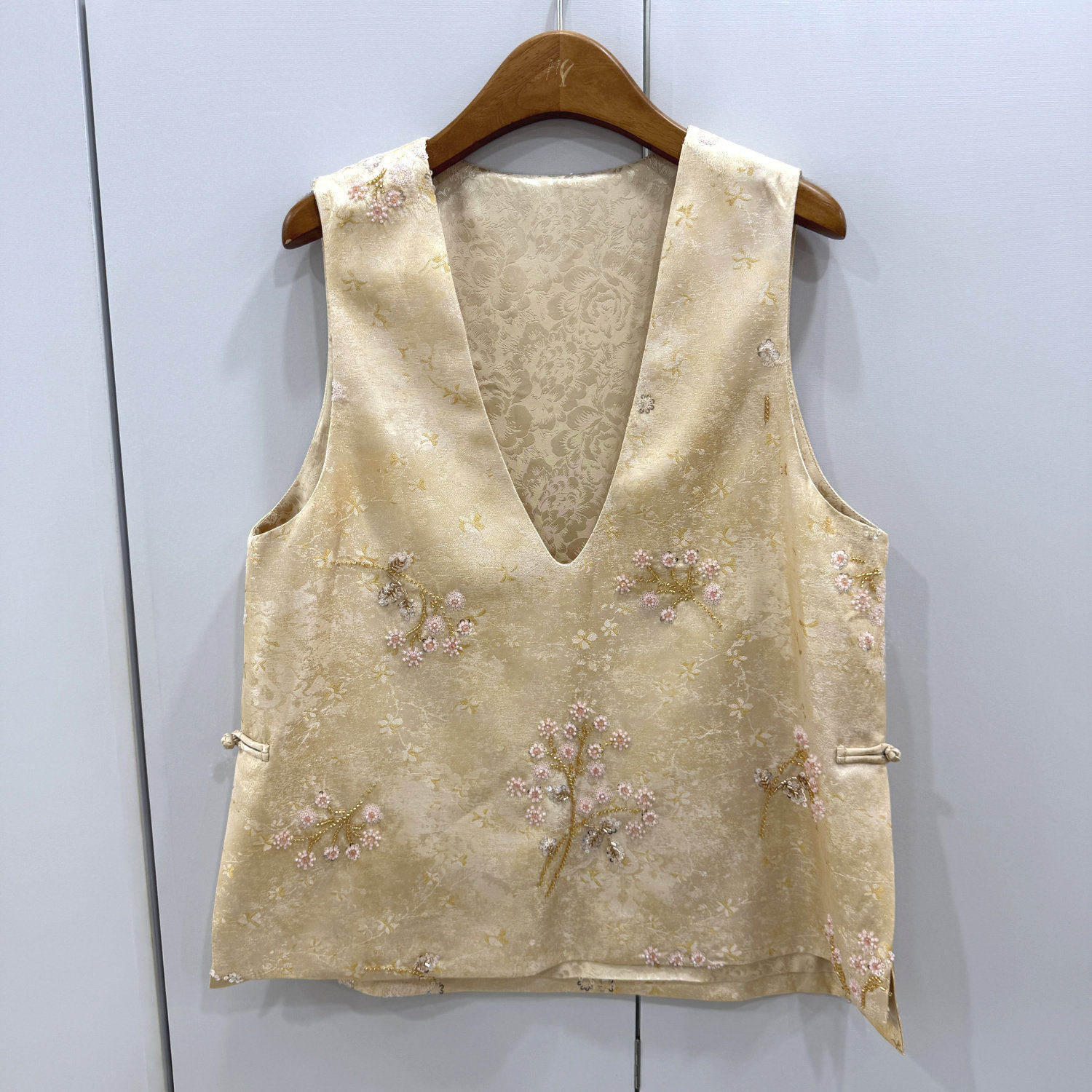 26769欧洲站2026春款两侧开叉深V领人丝钉珠刺绣提花轻奢国风马甲,女装/女士精品,上衣,淘宝优惠券,粉丝福利购,淘宝优惠卷